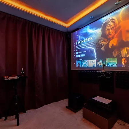 2Bed Garden House W/Hot Tub, Sauna & Cinema Room
